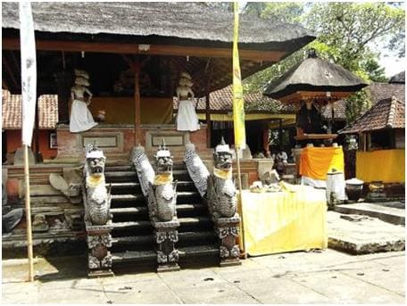 Ukiran pura kuno dan artefak bersejarah